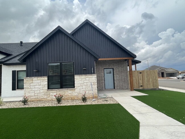 Building Photo - Luxurious Townhome Located In Abbey Glen - Cooper ISD