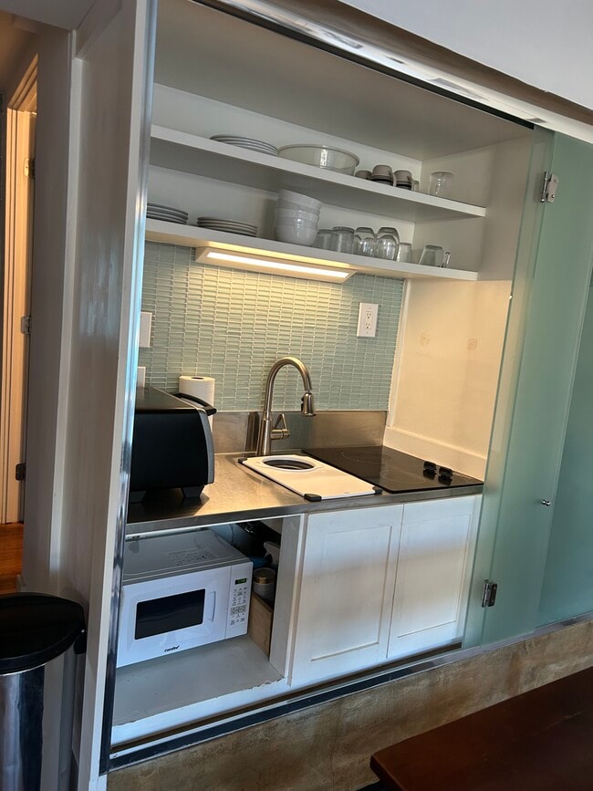 Kitchen - 2858 Waverly Dr Unit studio