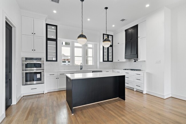 Photo - 1005 E 28th St