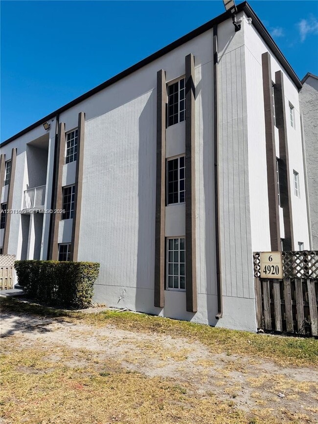 Building Photo - 4920 NW 79th Ave Unit 103