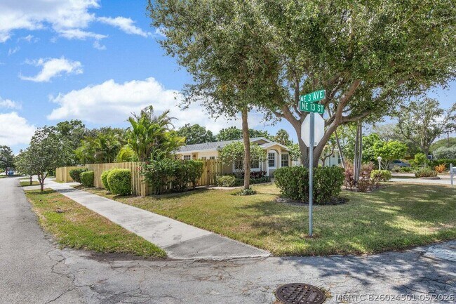 Photo - 272 NE 13th St