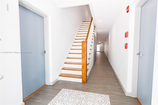 Building Photo - 1818 SW 22nd Ave Unit 5 Rental