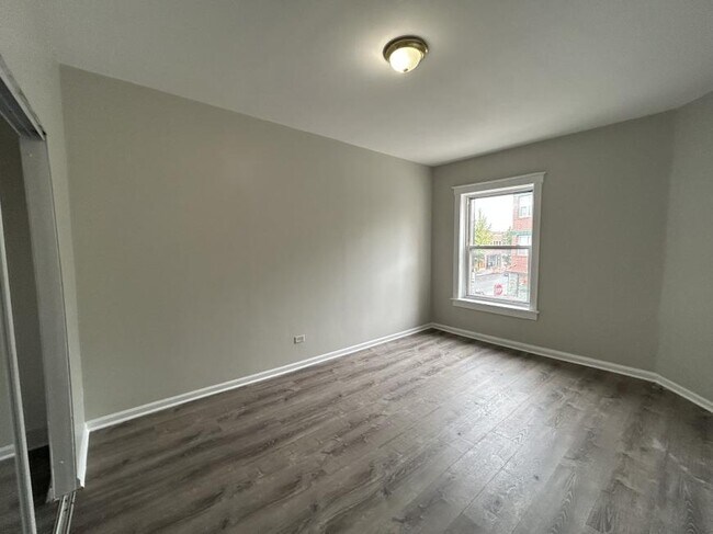 Building Photo - 1 bedroom in Chicago IL 60646 Unit 215