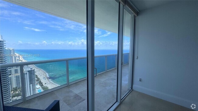 Building Photo - 1830 S Ocean Dr Unit 4411 Rental