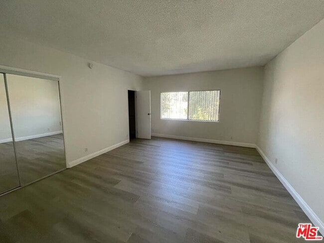Building Photo - 15033 Sherman Way Unit E Rental