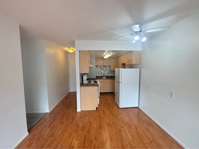 Photo - 639-639 Constance Ave