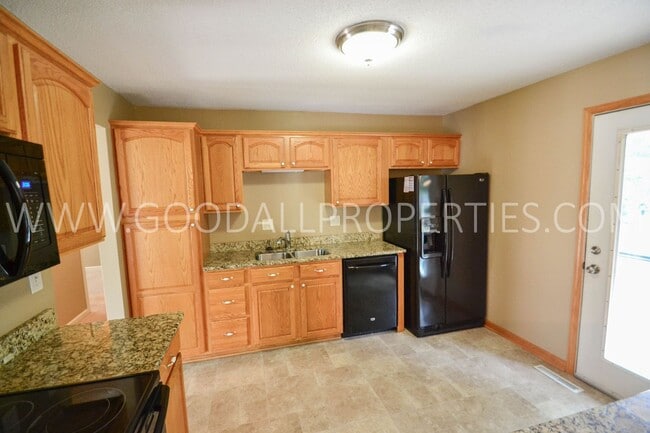 Photo - Charming 3-Bedroom Home in West Des Moines with a 2-Car garage and a fenced yard