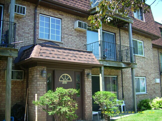Building Photo - 107 E Dundee Rd Unit 2S
