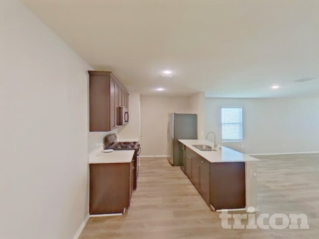 Photo - 758 Bayonet St
