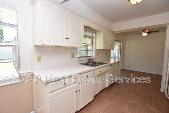 Photo - 204 Chaucer Ln