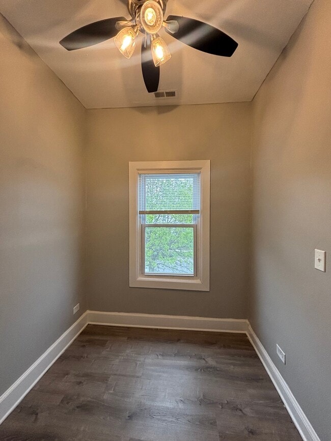 Photo - 1355 E 76th St Unidad 2