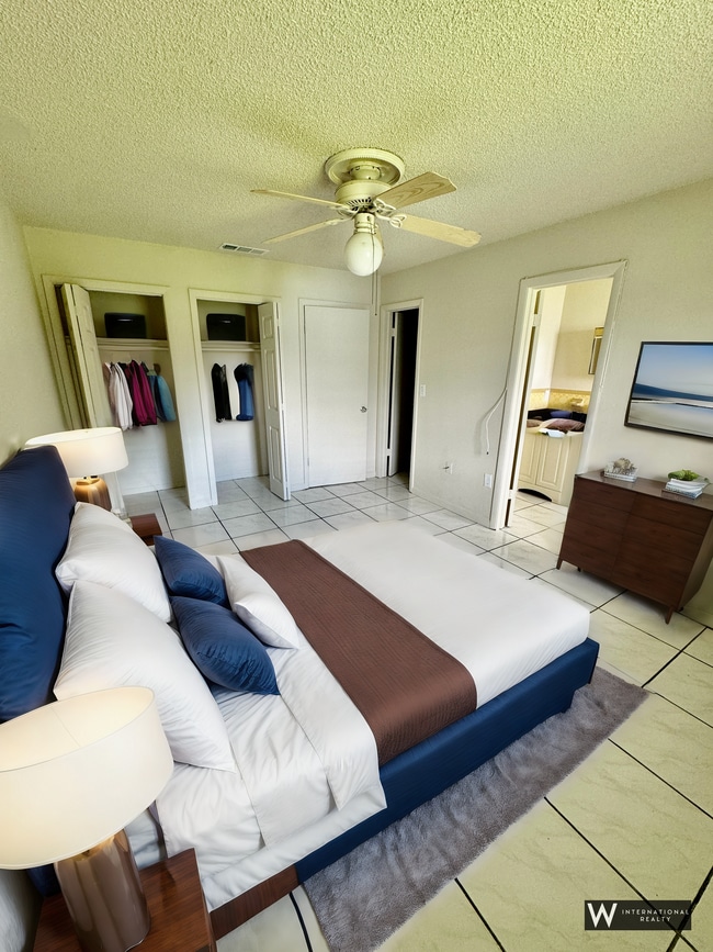 Building Photo - 7126 SW 22nd St Unit 2