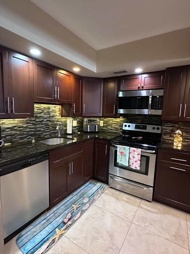 Building Photo - 3121 NE 51st St Unit 103e