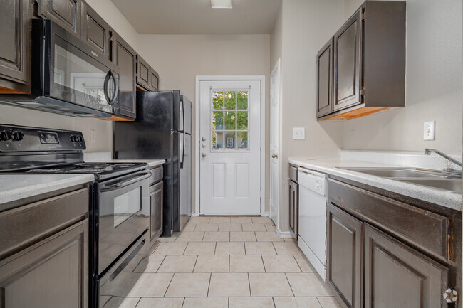 4BR, 2BA - 1490SF - Kitchen - Westmount at Houston Street Rental