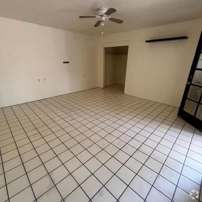 Building Photo - 419 W 13th St Unit East Rental
