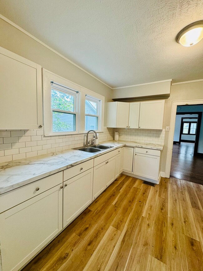 Photo - 423 Leonard St NE
