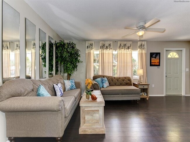 301 Avenida Madera