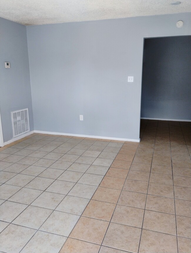 Building Photo - 5275 Kimberlin Ave Unit D