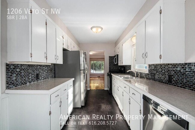 Photo - 1206 Veto St NW