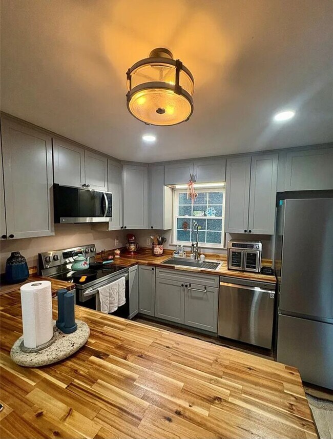 Photo - 2050 Blowing Rock Blvd