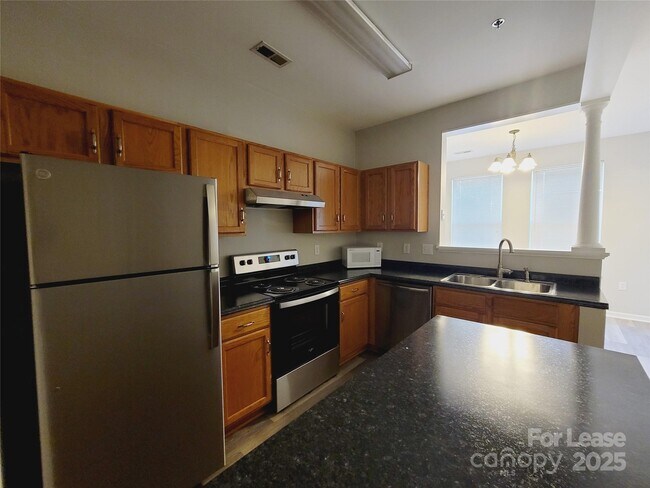 Photo - 563 E 9th St