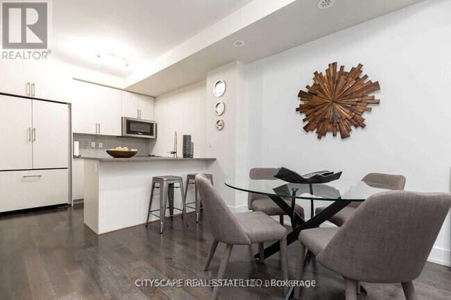 Photo - 1060 Lansdowne Ave