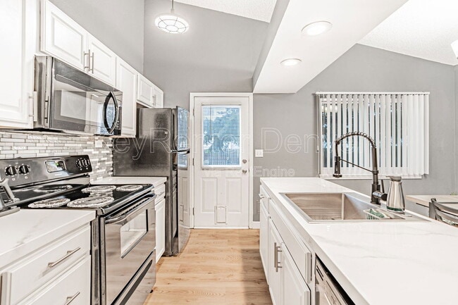 Building Photo - 18747 E Carmel Cir