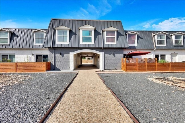 Building Photo - 300 E Croslin St Unit 112