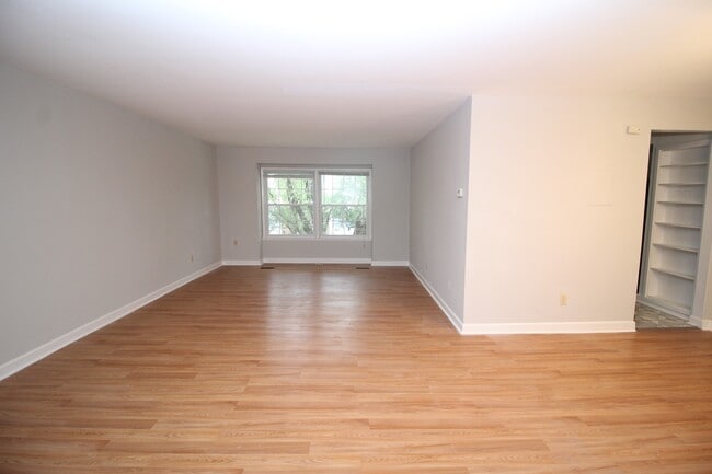 Photo - 2026/2027 Loyola off-campus 2bd/1.5ba Condo Near Loyola & NDM! Available 6/9/2026