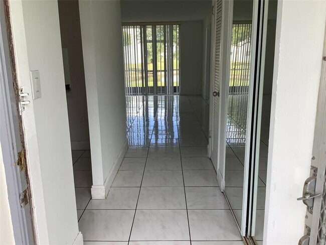 Photo - 8220 Sunrise Lakes Blvd Unidad 110