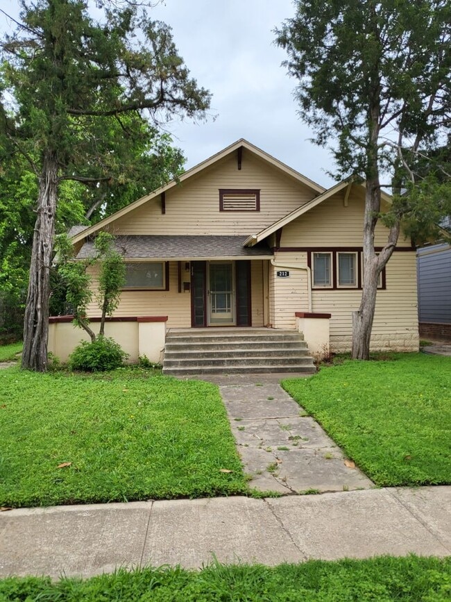 Building Photo - PRELEASING July 2026 - (3-4) Bed/(2) Bath ...