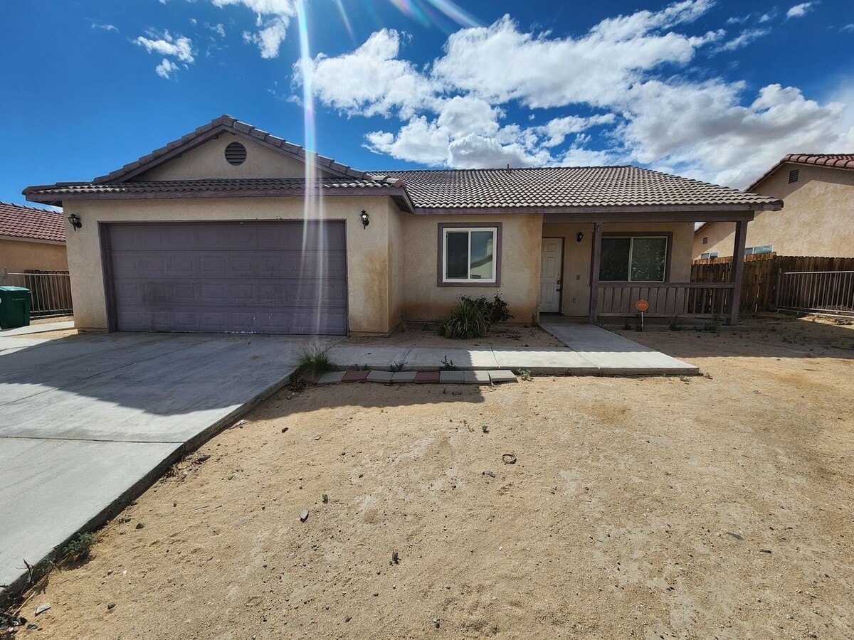 Beautiful 3 Bedroom 2 Bath! - Beautiful 3 Bedroom 2 Bath!