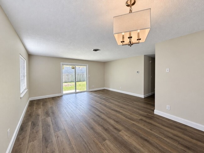 Photo - 401 Balfour Dr