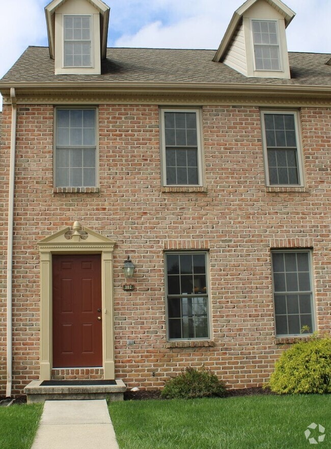 Building Photo - Town Home