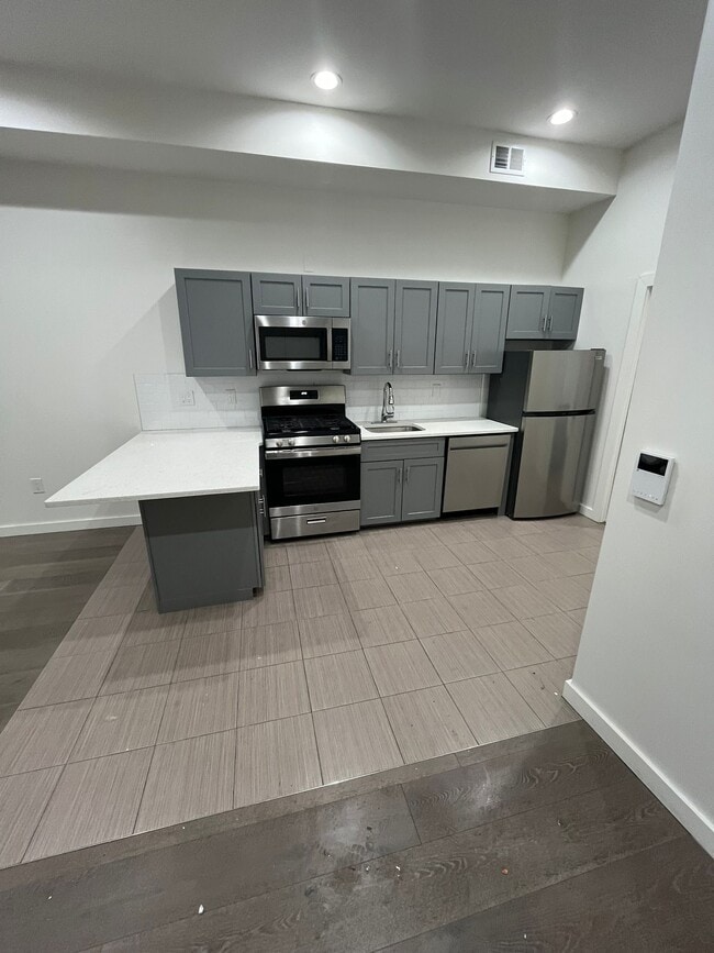 Building Photo - 1155 Elizabeth Ave Unit 1155-2
