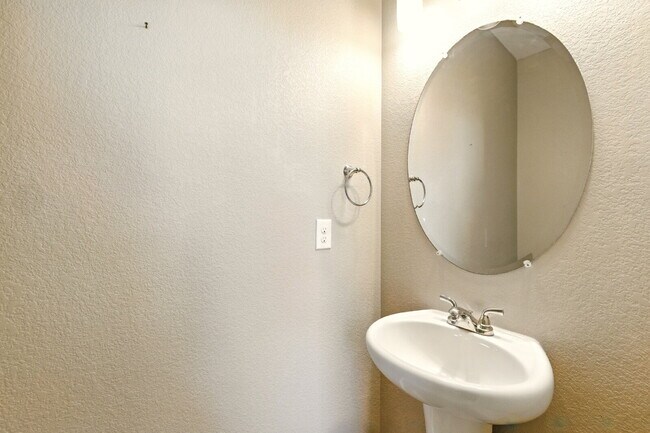 Photo - 3 Bedroom 2.5 Bathroom "Like-new" Single Family Home Immediately!