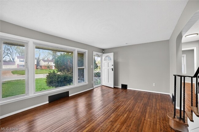 Photo - 303 S Green Rd