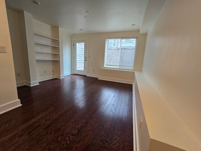 Photo - Modern Bright bi level 2 bed 2 bath apartm...