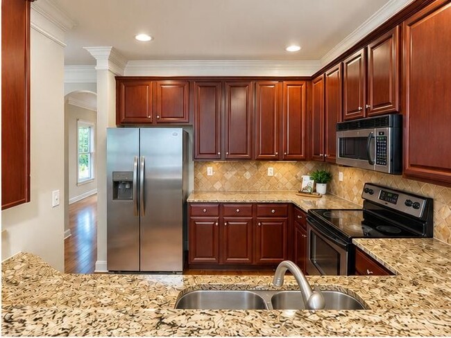 Photo - 634 Irwin St NE