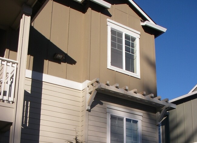 Building Photo - (685) West Oaks - 2 Bedroom / 1 Bathroom Condo