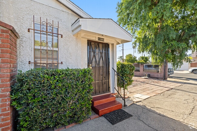 Building Photo - 11840 Archwood St Rental