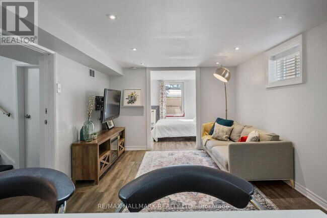 Photo - 19 Guild Hall Dr