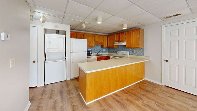 Building Photo - 1 Bedroom Condo with Laundry and Off-Street Parking Unit F