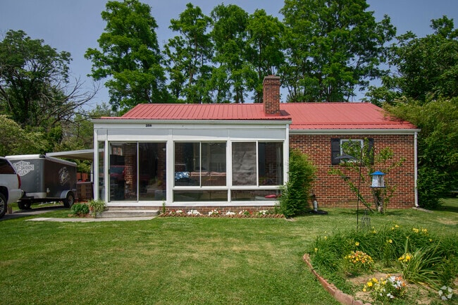 Building Photo - 206 Broce Dr Rental
