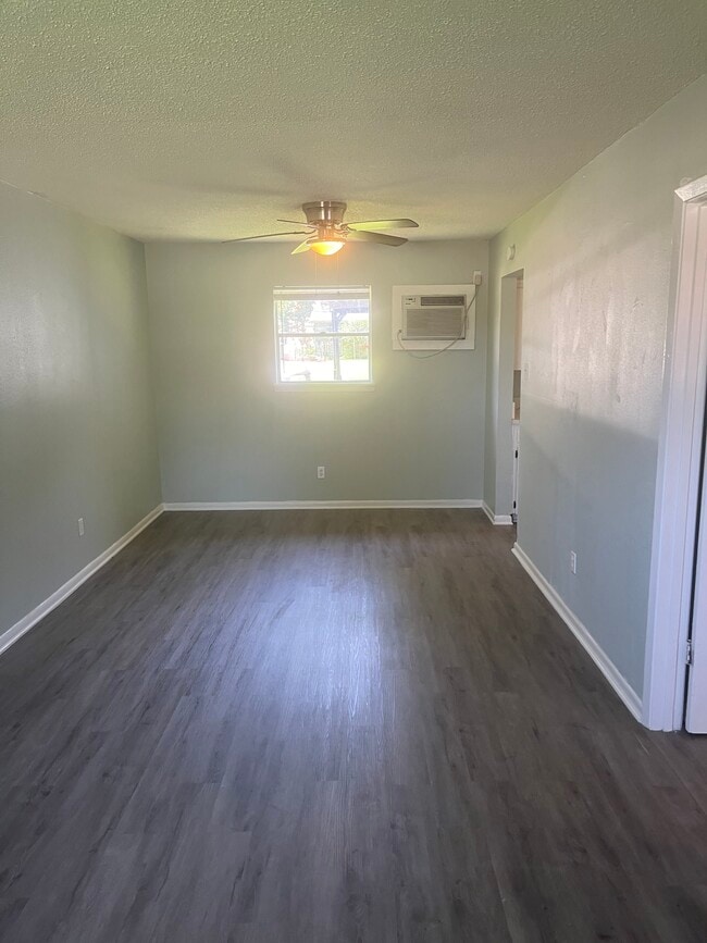 Building Photo - East Reagan Unit 214