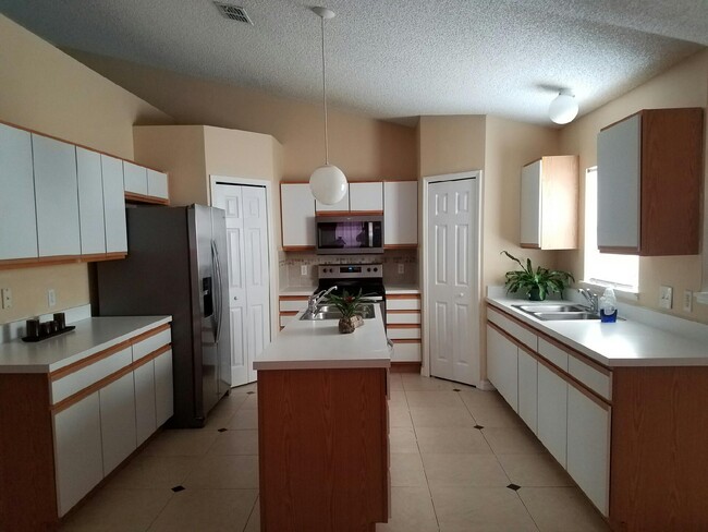 Island Kitchen. Two double sinks. Vauted Ceilings. - 956 Black Coral Ave NW House