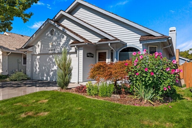 4877 Lakes Edge Pl