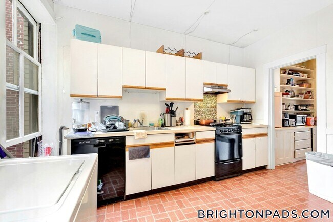 106 Strathmore Rd Unit 3
