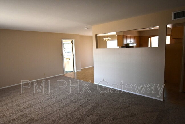 Photo - 5440 E Des Moines St