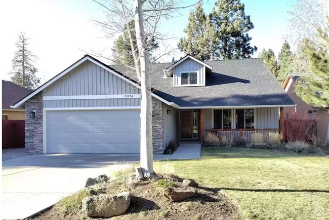 Building Photo - Spacious, updated home with A/C in SW Bend!